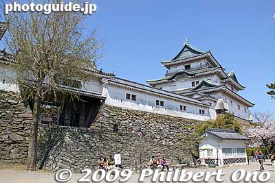 Wakayama Castle's main castle tower is connected to a corridor leading to two other turrets. On the left is the entrance to this castle tower complex (tenshu-kuruwa 天守郭).
Keywords: wakayama castle cherry blossoms sakura flowers japancastle