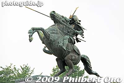 Statue of Mogami Yoshiaki depicting him taking the lead to the battlefield against Naoe Kanetsugu. 最上義光
Keywords: yamagata castle kajo park 
