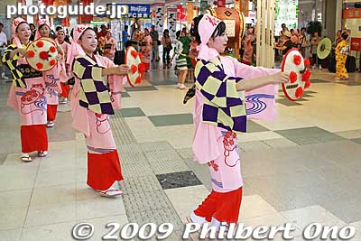 It is a folk dance characterized by the hanagasa, or flower hat, which is held with both hands and swung left and right, above the head, etc. The festival originated as a rice-planting prayer for a good harvest.
Keywords: yamagata hanagasa matsuri festival tohoku flower hat train station