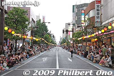 By 5:30 pm, a good crowd of people lined the parade street stretching for 1.2 km. The parade route is a 10-15-min. walk from Yamagata Station. It was lot more crowded than the first time I saw this festival years ago.
Keywords: yamagata hanagasa matsuri festival tohoku flower hat dancers woman girls women kimono