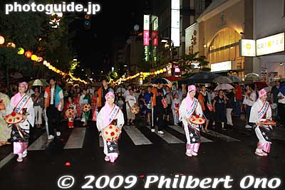 The final group was led by the four Miss Hanagasa. Anybody could dance in this final group.
Keywords: yamagata hanagasa matsuri festival tohoku flower hat dancers woman girls women kimono 
