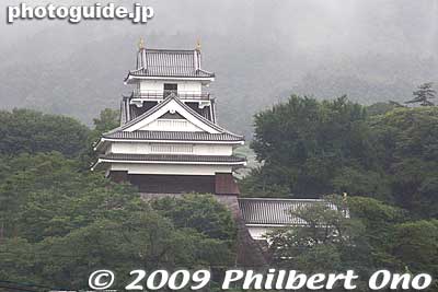 Also called Tsukioka Castle (月岡城), Kaminoyama Castle is today a 1982 reconstruction of the castle tower near the original site. The castle as seen from the train.
Keywords: yamagata Kaminoyama Castle onsen hot spring 