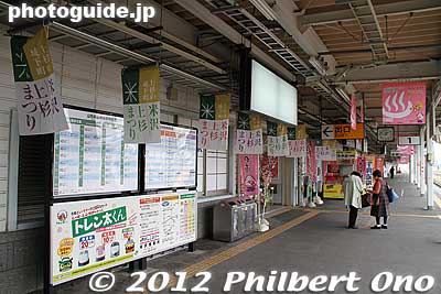 Yonezawa Station platform on the JR Yamagata shinkansen.
Keywords: yamagata yonezawa station train