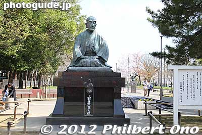 Statue of Uesugi Yozan (1751-1822), the 9th daimyo of Yonezawa. 上杉鷹山像
Keywords: yamagata yonezawa uesugi jinja shrine