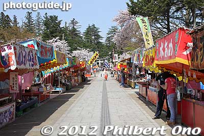 Uesugi Shrine enshrines Uesugi Kenshin. The park is noted for cherry blossoms in April. The shrine is a short bus ride (or bicycle ride) from Yonezawa Station.
Keywords: yamagata yonezawa uesugi jinja shrine