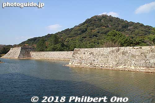 Hagi Castle, including the main tenshu tower, was at the foot of this mountain, Mt. Shizuki. It wasn't on top of the mountain. Flatland type. 指月山
Keywords: yamaguchi hagi castle