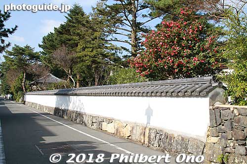 Vestiges of the castle town remain here with white walls.
Keywords: yamaguchi hagi traditional townscape