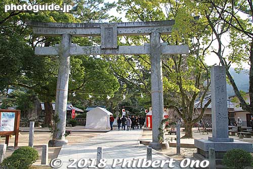 Shoin Shrine is dedicated to Yoshida Shoin (1830–1859 吉田松陰), a native of Hagi who was a leading intellectual and educator during the final years of the Tokugawa shogunate.
This is the first torii.
Keywords: yamaguchi hagi yoshida shoin jinja shrine