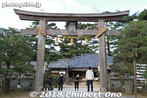 Exiting the shrine's torii.
Keywords: yamaguchi hagi yoshida shoin jinja shrine