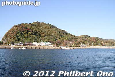 Arriving Ozushima island. A facility used to train kaiten pilots still remains and the Kaiten Memorial Museum explains about the kaiten manned torpedo and the suicide kaiten pilots.
Keywords: yamaguchi ozushima island kaiten human manned torpedo suicide