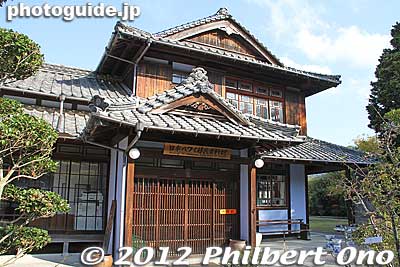 The museum is a large, two-story, Japanese-style house donated in 1997 by the family of Fukumoto Choemon (1881-1970) who emigrated to California and became successful and rich enough to build this house after returning to Japan. The museum opened in 1999.
Keywords: yamaguchi Suo-Oshima island Museum of Japanese Emigration to Hawaii nikkei aja japanese-americans