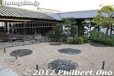 Courtyard with roof tile decorations.
Keywords: yamaguchi yanai Muroyano-sono museum traditional townscape