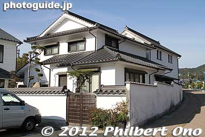 Private home blending in with the white-walled street in Yanai, Yamaguchi.
Keywords: yamaguchi yanai shirakabe white wall traditional townscape japanhouse