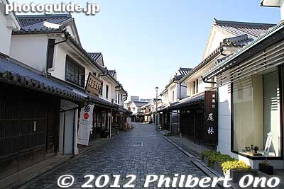 Yanai's white-walled street has a long history going back to the Muromachi Period (1337-1573). It used to be a merchant quarter. The street is about 200 meters long.
Keywords: yamaguchi yanai shirakabe white wall traditional townscape