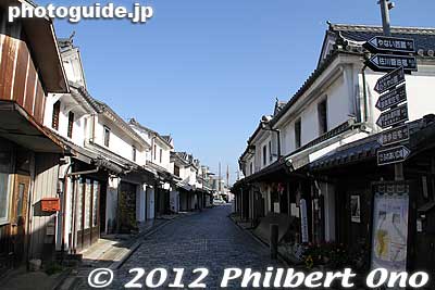 They did very well in preserving this traditional townscape. But I did see one house that was totally modern and didn't match the white-wall homes.
Keywords: yamaguchi yanai shirakabe white wall traditional townscape