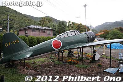 What in the world is this doing here, I asked myself at the end of the maple tree corridor. That's what I like about Japan, always something totally unexpected.
A Japanese Zero fighter plane??
Keywords: yamanashi fuji kawaguchiko-machi lake kawaguchi