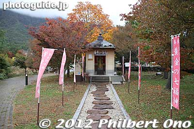 A small shrine dedicated to Fukurokuju, one of the Seven Gods of Good Fortune. He is the god of God of wisdom and longevity. 福禄寿
Keywords: yamanashi fuji kawaguchiko-machi lake kawaguchi