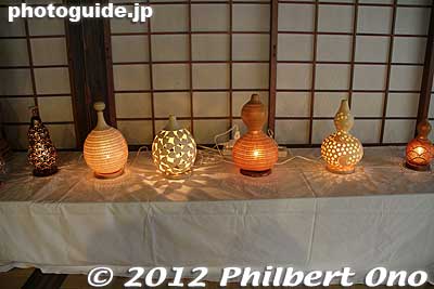 The gourds grown here are used for decorative purposes. Saiko Iyashi-no-Sato Nenba, Lake Saiko, Yamanashi.
Keywords: yamanashi fuji-kawaguchiko-machi lake saiko Saiko Iyashi-no-Sato Nenba thatched-roof houses homes minka japansculpture