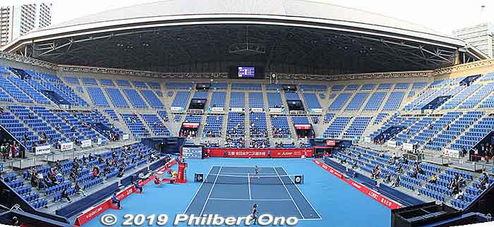 Ariake Coliseum Centre Court (roof open).
Women singles' Hontama Mai (本玉真唯) vs. Naito Yuki (内藤祐希) in foreground