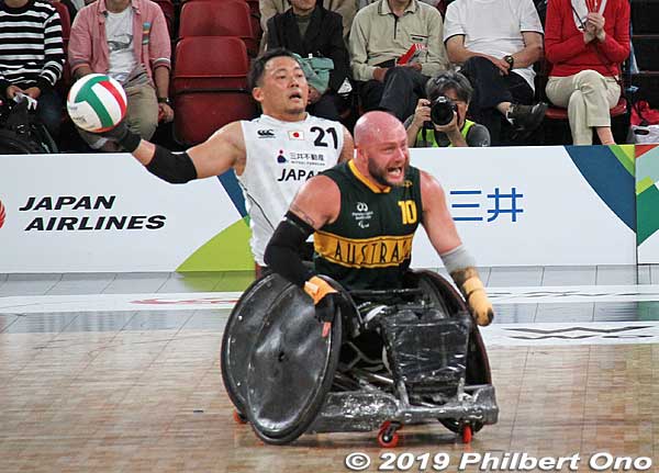 World Wheelchair Rugby Challenge (WWRC Tokyo 2019), Tokyo Metropolitan Gymnasium Japan's Ike Yukinobu tries to throw the ball as Australia's Chris Bond screams