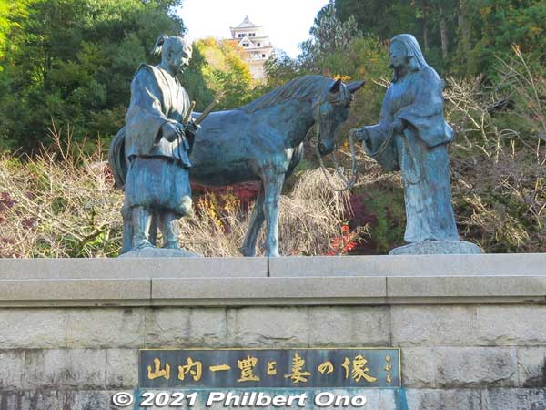 Statue of Yamauchi Kazutoyo and wife Chiyo. 
