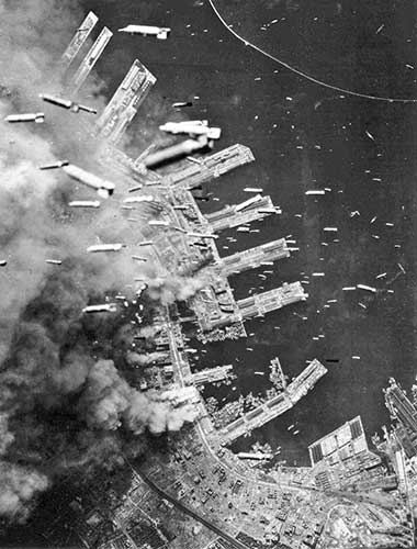 From U.S. B-29s, incendiary bombs rain on Kobe Port on June 4, 1945. The piers in the middle are Shinko Piers No. 1 to 3.
