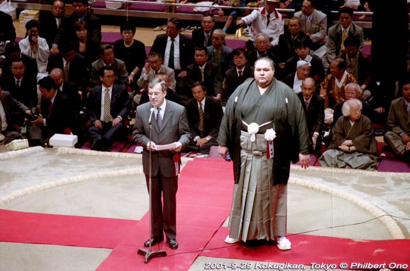 The French Ambassador to Japan, Maurice Gourdault-Montagne, also gave a speech (in Japanese) on behalf of President Chirac who is a great fan of sumo