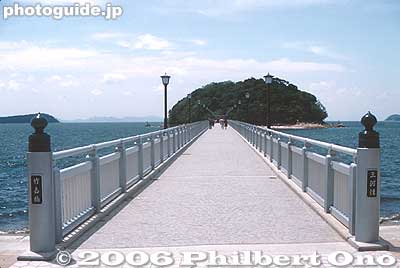 400-meter long bridge to Takeshima island near JR Gamagori Station. The island is made of granite. Circumference is 680 meters. There's a walking path around the island.
Keywords: aichi prefecture gamagori takeshima japanisland
