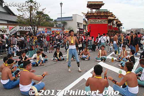This group of float pullers sat and sang in a circle. They were half-drunk.
Keywords: aichi handa dashi matsuri festival floats