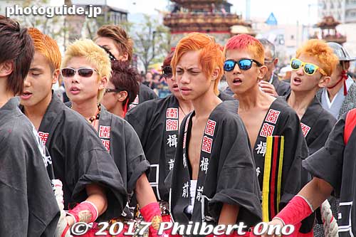 Some float pullers had distinctive hairstyles.
Keywords: aichi handa dashi matsuri festival floats