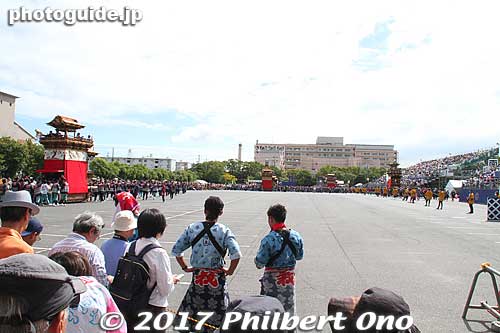 From 12:30 pm on Oct. 17, 2017, the floats started to gather at this large parking lot with bleachers (¥4,000 paid seating). Too bad the bleachers were all sold out for this day.
Otherwise, it would've provided a great vantage point to photograph all the floats line
Keywords: aichi handa dashi matsuri festival floats