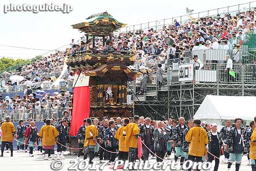 For about 90 min., the 31 floats arrived at the parking lot one after another like clockwork in the specified order. 
Each float was introduced over the PA system as they arrived. Except for the bleachers, spectators were not allowed to enter the parking lot while the floats were arriving.
Keywords: aichi handa dashi matsuri festival floats