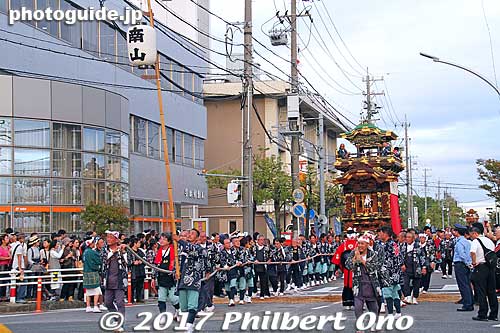 After the big gathering at the parking lot, the floats leave and go back to the streets to prepare for the evening.
Keywords: aichi handa dashi matsuri festival floats