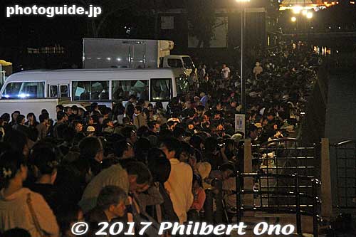 Crowd to see the fireworks.
Keywords: aichi handa dashi matsuri festival floats
