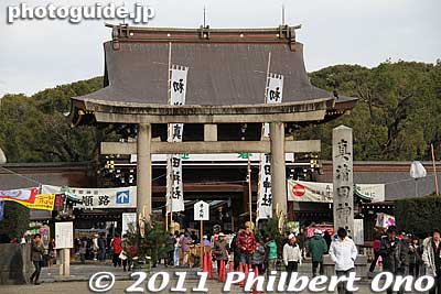 Masumida Shrine torii.
Keywords: aichi ichinomiya masumida jinja shrine shinto hatsumode new year's day shogatsu 