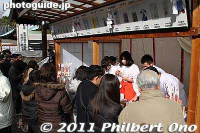 More stalls selling charms, etc.
Keywords: aichi ichinomiya masumida jinja shrine shinto hatsumode new year's day shogatsu 