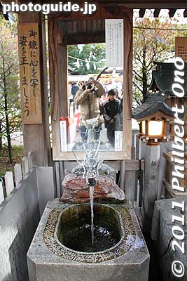 Use the sacred water here to purify yourself.
Keywords: aichi ichinomiya masumida jinja shrine shinto hatsumode new year's day shogatsu 