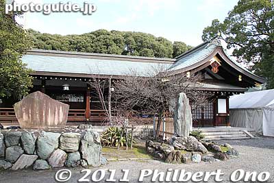 The monument on the left has a poem written by the 9th daughter of Emperor Meiji.
Keywords: aichi ichinomiya masumida jinja shrine shinto hatsumode new year's day shogatsu 