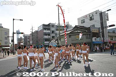 Raising a pole in front of Inazawa Station
Keywords: aichi inazawa konomiya jinja shrine hadaka matsuri festival naked loincloth