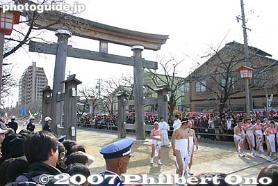 Keywords: aichi inazawa konomiya jinja shrine hadaka matsuri festival naked loincloth torii