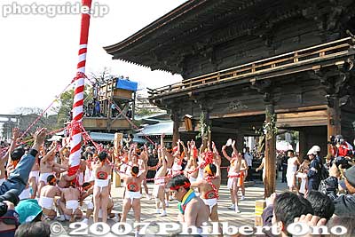 After passing  through this gate, the men enter the shrine grounds. Romon Gate 楼門
Keywords: aichi inazawa konomiya jinja shrine hadaka matsuri festival naked loincloth
