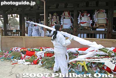 Stacking up the poles.
Keywords: aichi inazawa konomiya jinja shrine hadaka matsuri festival