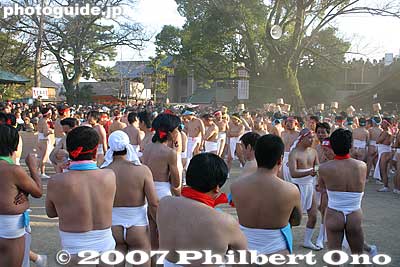 Men start to pour into the shrine.
Keywords: aichi inazawa konomiya jinja shrine hadaka matsuri festival naked loincloth