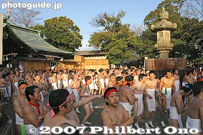They are waiting for the Sacred Man.
Keywords: aichi inazawa konomiya jinja shrine hadaka matsuri festival naked loincloth