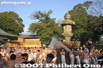 Now they start to splash cold water on the men, and some of the spectators.
Keywords: aichi inazawa konomiya jinja shrine hadaka matsuri festival naked loincloth