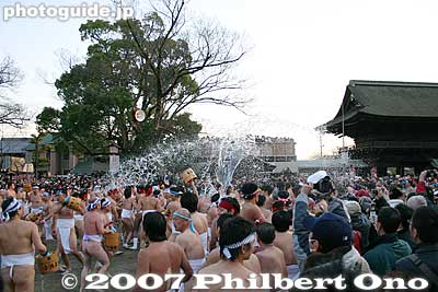 Splashing water
Keywords: aichi inazawa konomiya jinja shrine hadaka matsuri festival naked loincloth men man