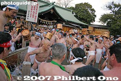 Men with buckets come for a refill.
Keywords: aichi inazawa konomiya jinja shrine hadaka matsuri festival naked loincloth men man