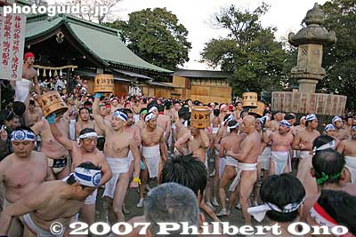 Keywords: aichi inazawa konomiya jinja shrine hadaka matsuri festival naked loincloth men man