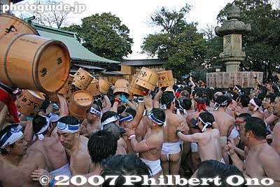 Keywords: aichi inazawa konomiya jinja shrine hadaka matsuri festival naked loincloth men man bucket pail
