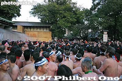 All the men look in the direction of the Sacred Man, but few can actually see him or touch him for good luck.
Keywords: aichi inazawa konomiya jinja shrine hadaka matsuri festival naked loincloth men man